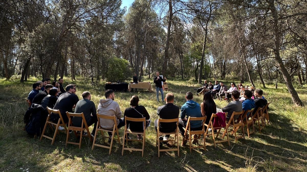 Equipo de empresa participando en una actividad al aire libre.