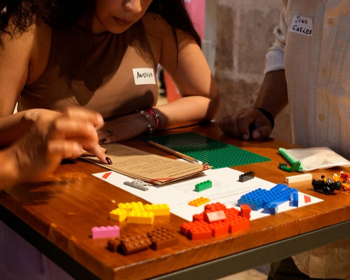 equipo participando en un juego de estrategia corporativo